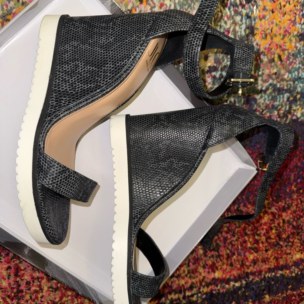 Jennifer Lopez Black Textured Heels - Picture 4 of 6